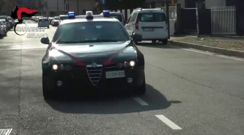 auto rubata. Ragazzini a bordo di un'auto rubata sbattono contro il marciapiede (e contro i carabinieri) - 22/03/2021