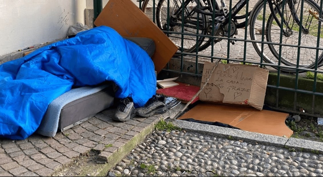 senzatetto a milano. Senzatetto a Milano. Soli, senza lavoro, senza casa ma con un cartone - 20/03/2021