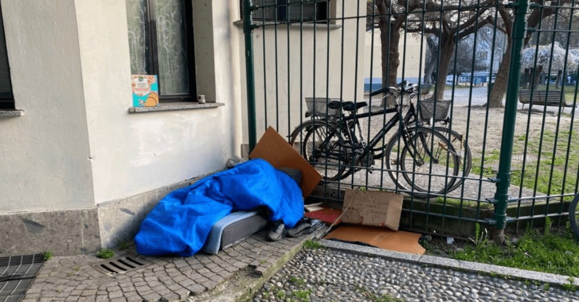 senzatetto a milano. Senzatetto a Milano. Soli, senza lavoro, senza casa ma con un cartone - 20/03/2021