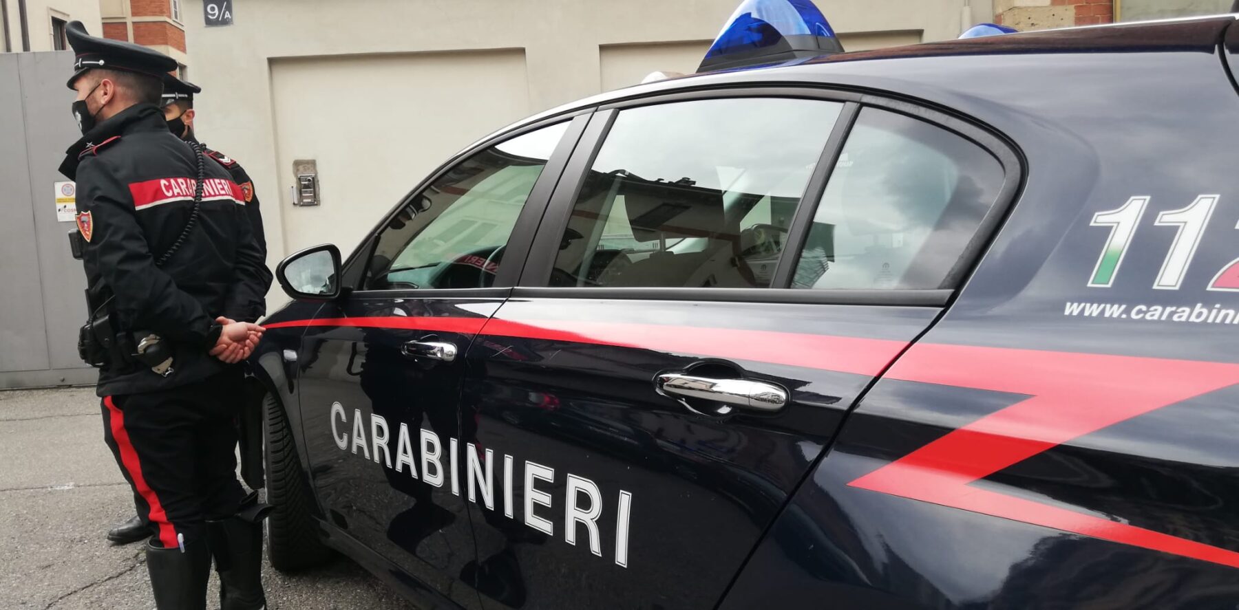 motorino. Cadono dal motorino in via Primaticcio e i carabinieri corrono loro dietro - 22/05/2022