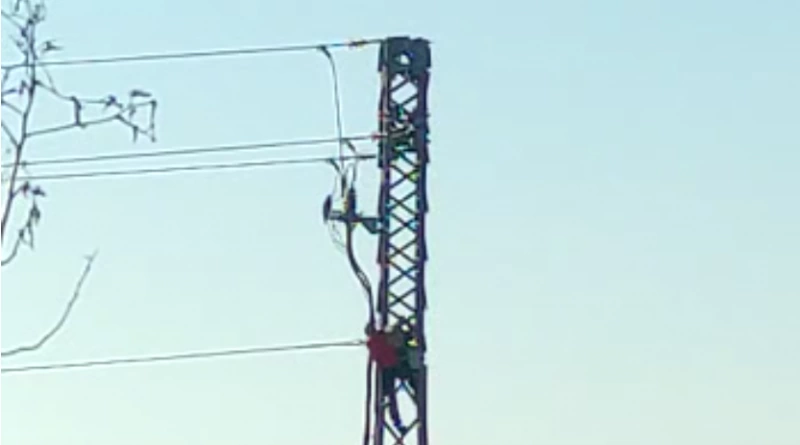 pilone,zelo,alta tensione. Momenti di paura ora a Zelo Surrigone per una donna sul pilone dell'alta tensione ( Video del salvataggio) - 16/01/2022