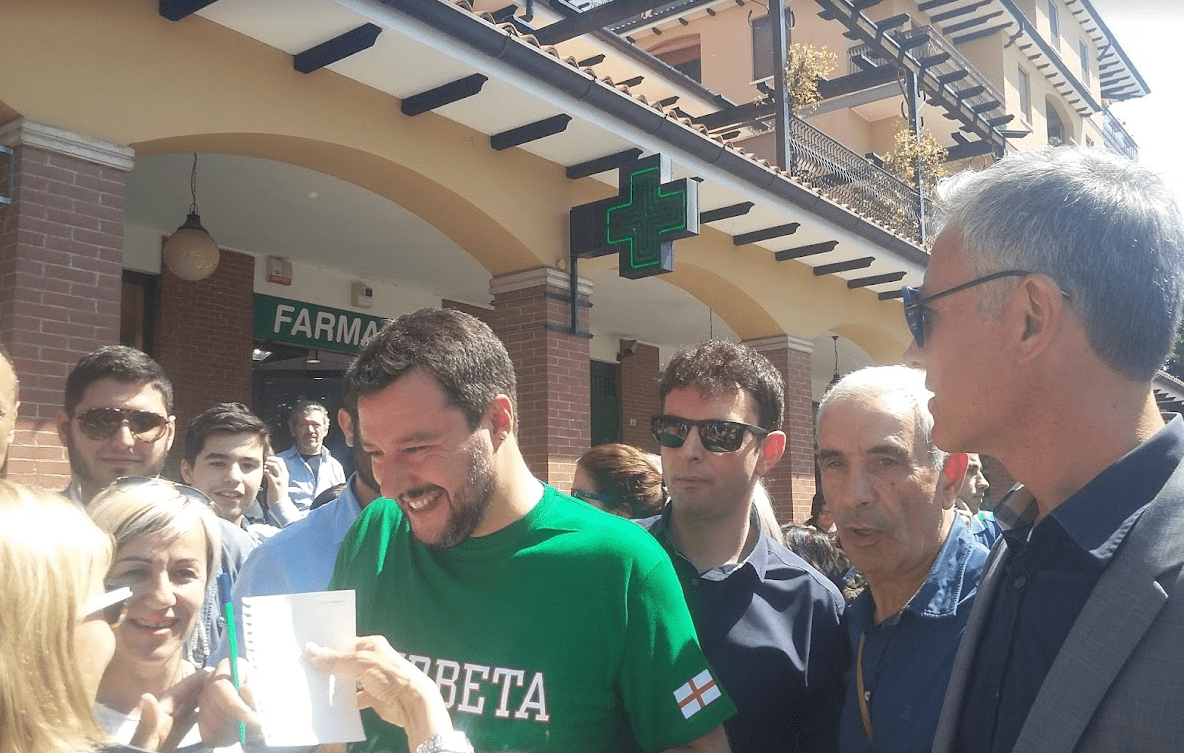 Matteo Salvini a Corbetta fra la gente. Uno stile