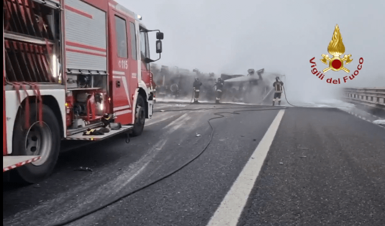 Incendio,Incidente. Incendio dopo incidente sulla A 1 all'altezza di Lodi (Video) - 16/02/2022