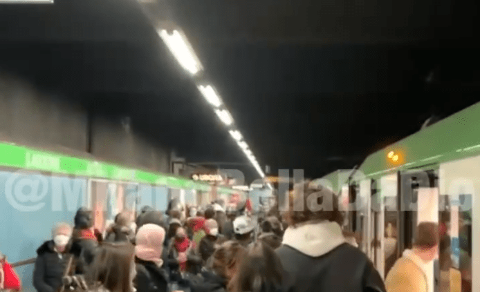 . Botte da orbi sulla metropolitana, fermata Sant' Agostino - 09/03/2022