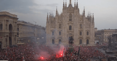 Il Milan vince lo scudetto. Piazza Duomo rossonera