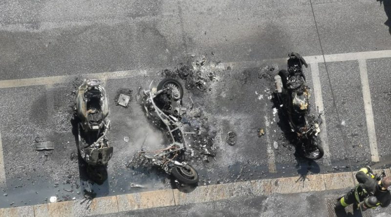 scooter. Incendio in via Larga. Inceneriti 3 scooter nel rogo - 02/05/2022