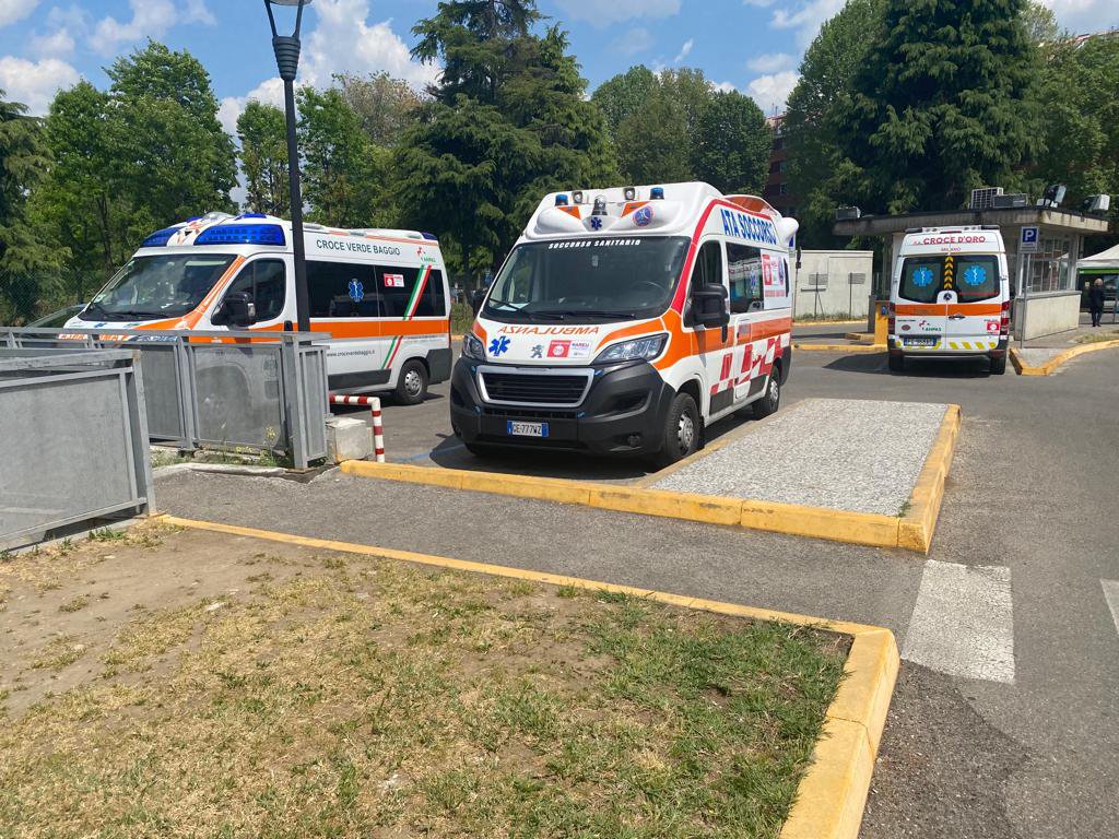 ambulanze che attendono, a causa dei disservizi causati dagli hacker nei server degli ospedali di Milano