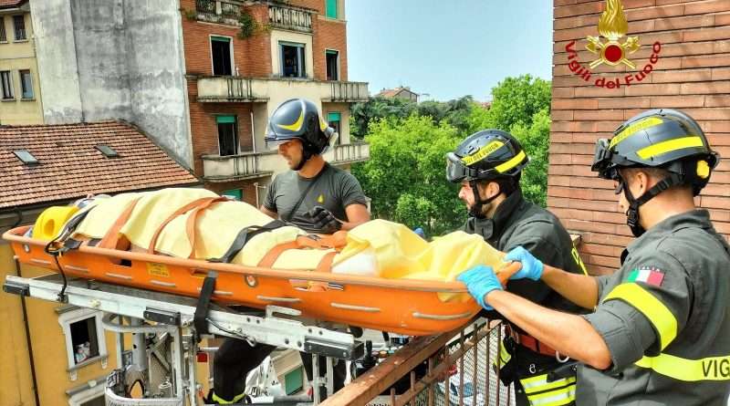 . Milano. I vigili del fuoco salvano una donna calandola con il cestello - 21/06/2022