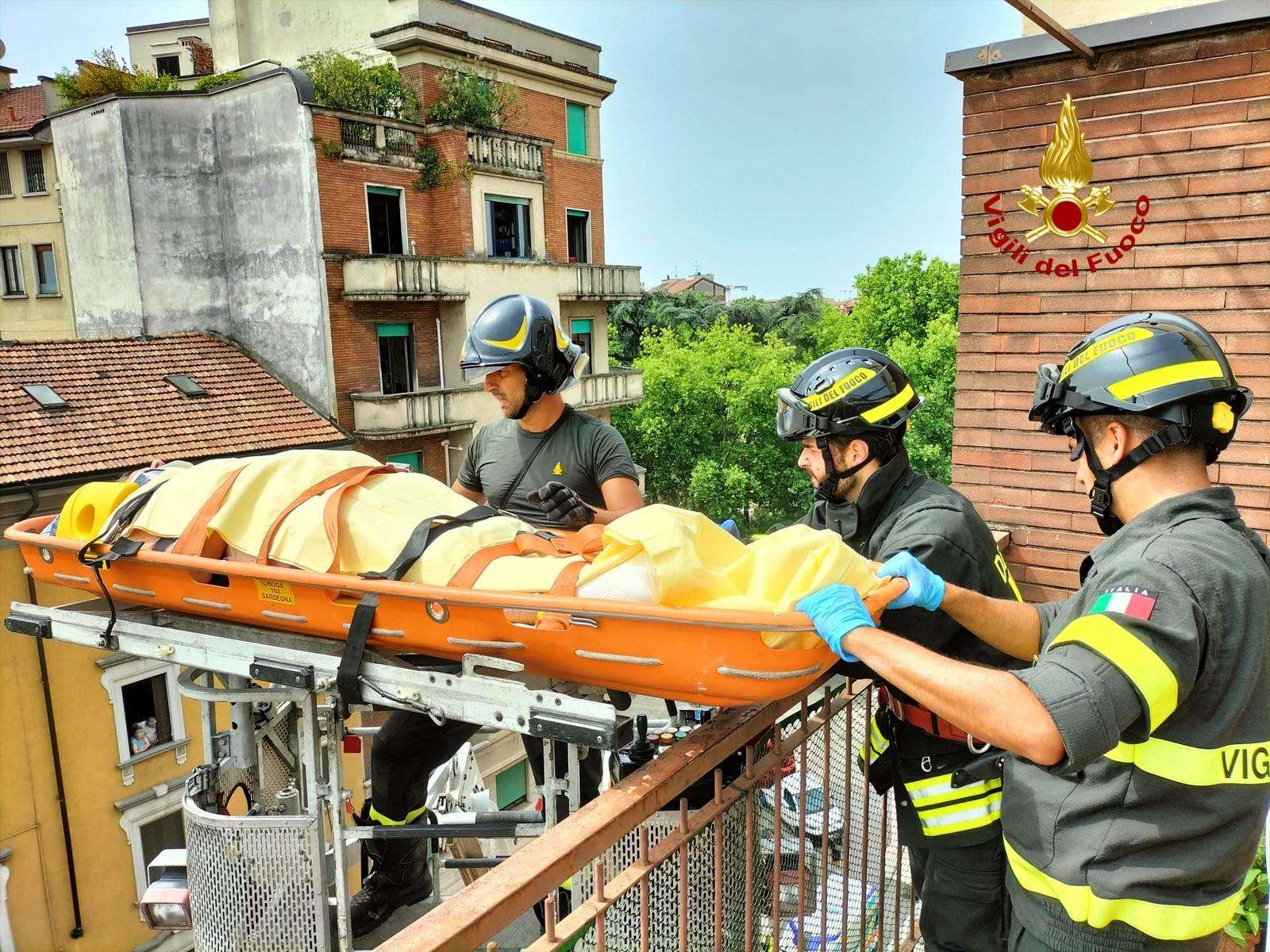 Vigili del fuoco. Milano. I vigili del fuoco salvano una donna calandola con il cestello - 21/06/2022