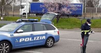 La polizia stradale di Napoli ferma i carrarmati in autostrada