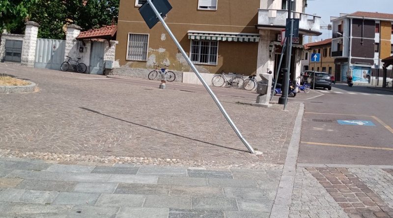 Piazza Litta. Vandali a Ossona. Specchi, segnali stradali e grondaie rotte - 18/06/2022