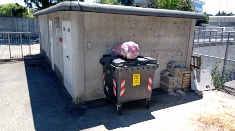 . La stazione di Vanzaghello è un punto di abbandono dei rifiuti - 10/08/2022