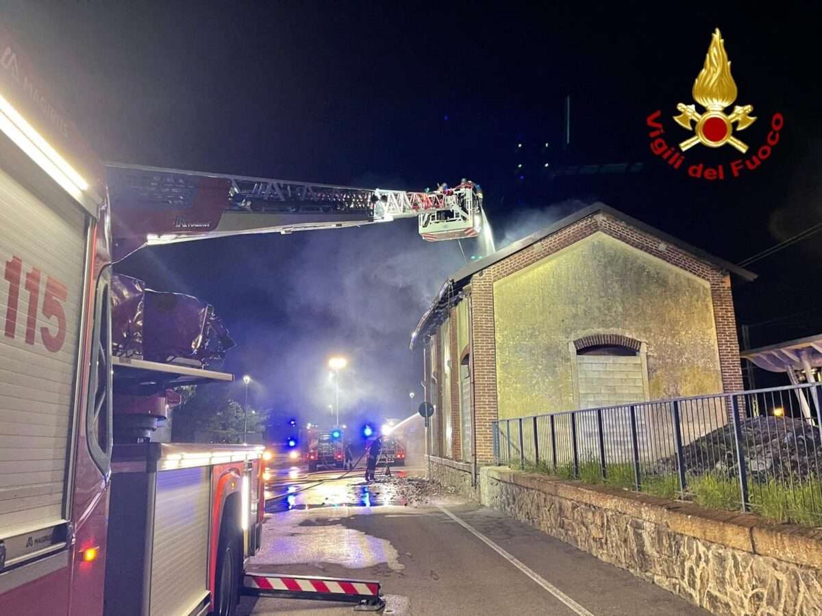 incendio. Incendio alla stazione ferroviaria di Castano Primo - 13/09/2022