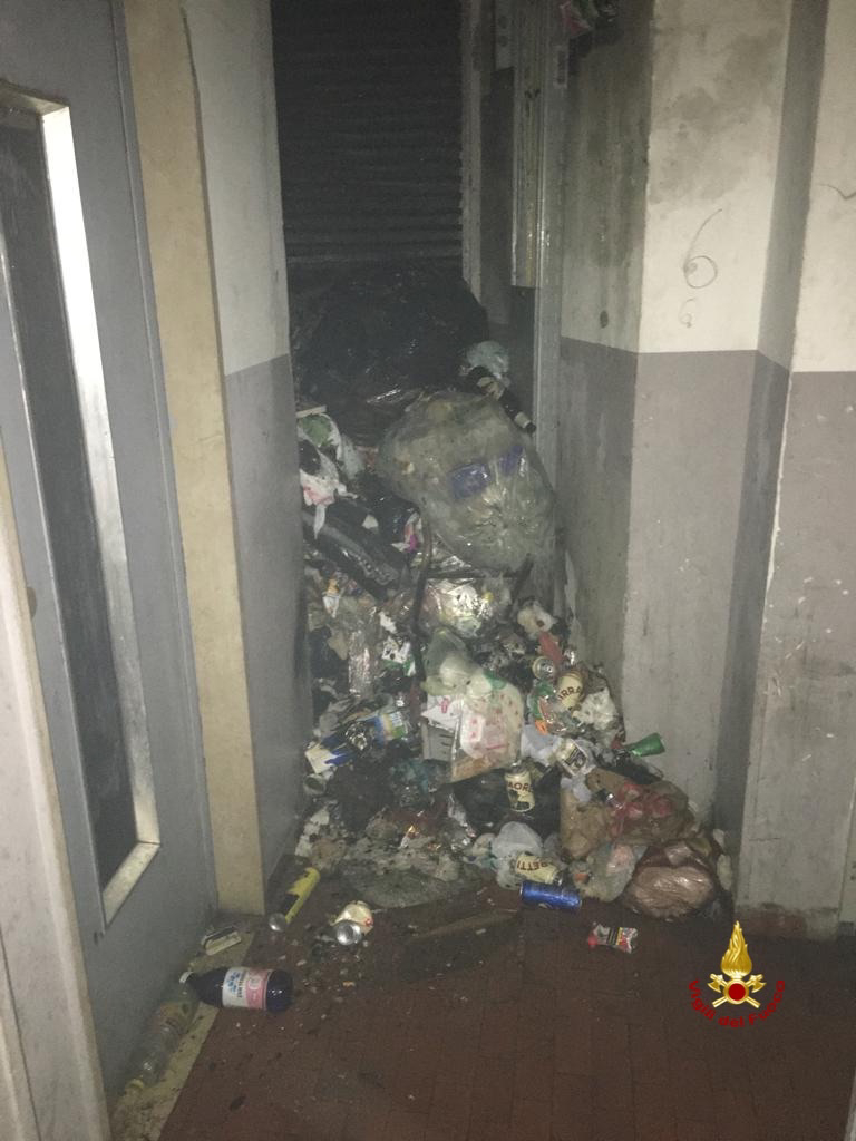 . Incendio in zona Turro. Condominio invaso dai rifiuti (le foto) - 09/01/2023