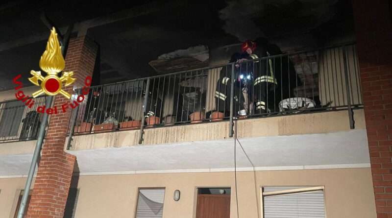Incendio devastante a Boffalora Sopra Ticino. I vigili del fuoco salvano una donna e il suo cane.
