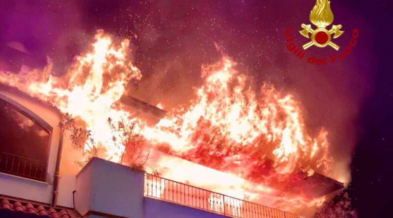 incendio. Trezzano sul Naviglio. Incendio distrugge un appartamento (Video) - 21/02/2023