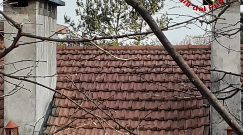 Cede il tetto di una palazzina a Legnano. 6 famiglie fuori casa
