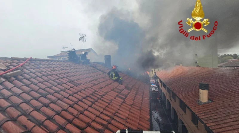 Incendio,melzo. Incendio di un tetto a Melzo. 2 appartamenti distrutti - 13/04/2023