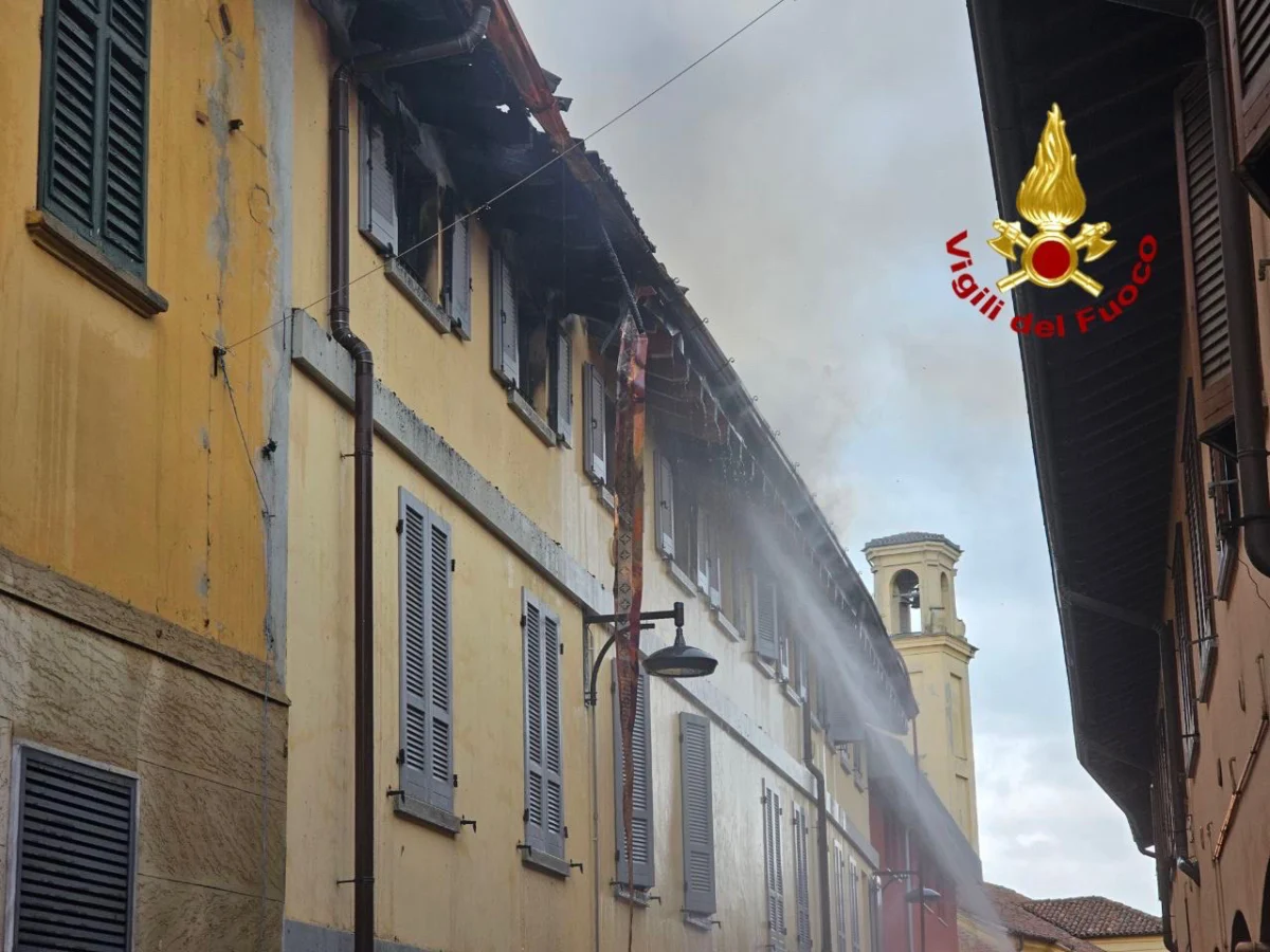 Incendio,melzo. Incendio di un tetto a Melzo. 2 appartamenti distrutti - 13/04/2023