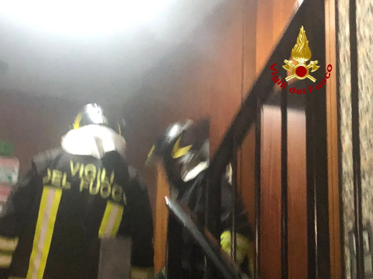 incendio,milano. Incendio a Milano. A fuoco un appartamento. Una donna in codice giallo - 13/05/2023