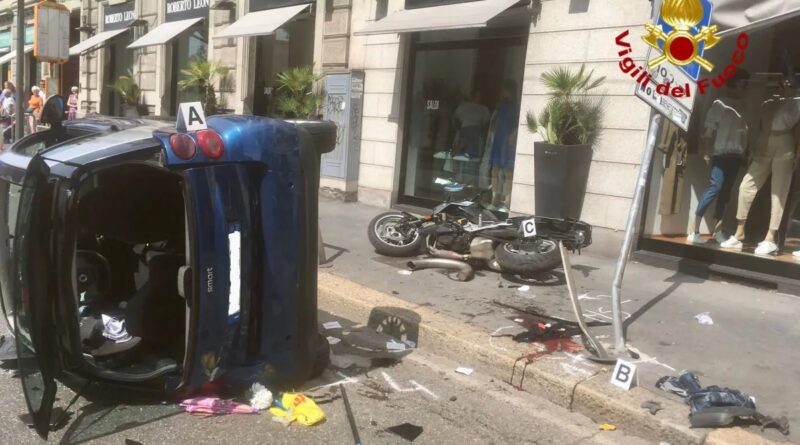 . Incidente stradale a Milano: auto ribaltata, 3 persone incastrate. Una sotto ad un palo - 30/08/2023