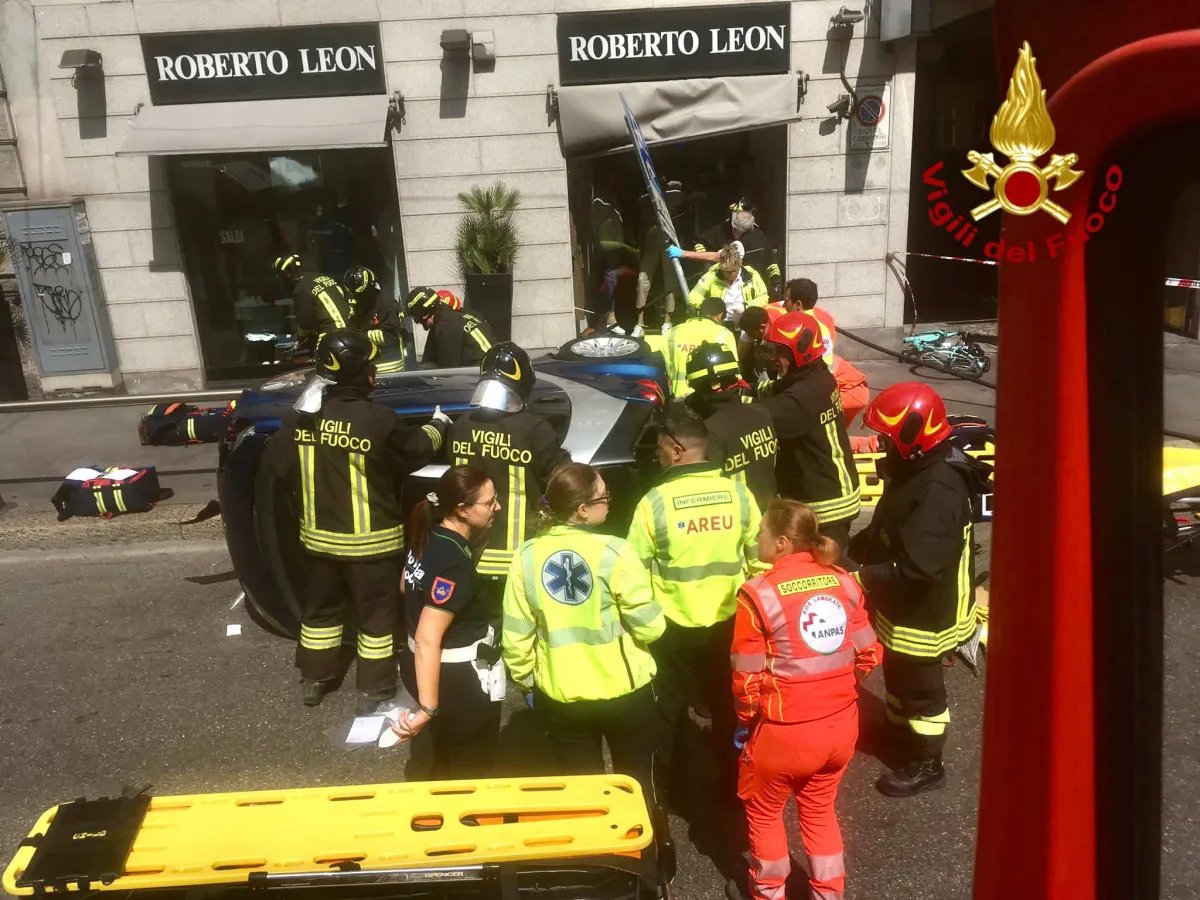incidente. Incidente stradale a Milano: auto ribaltata, 3 persone incastrate. Una sotto ad un palo - 30/08/2023
