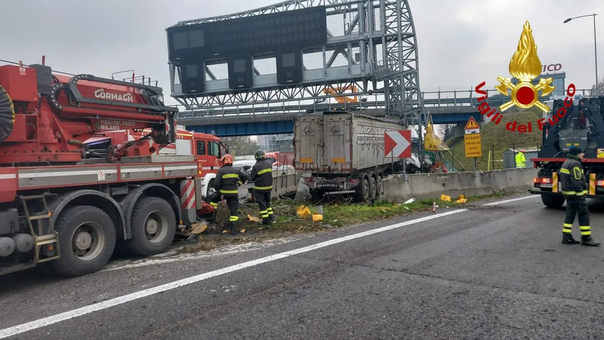 incidente stradale. Incidente stradale mortale sulla A4 a Milano: morto un camionista - 05/12/2023