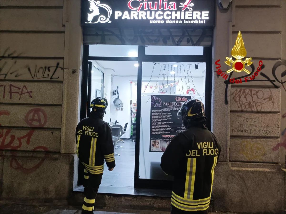Intossicazione da monossido di carbonio a Milano: coppia di parrucchieri in gravi condizioni, si sospetta della caldaia