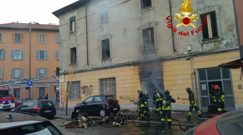 . Incendio in un dormitorio di fortuna in via Varesina - 15/01/2024