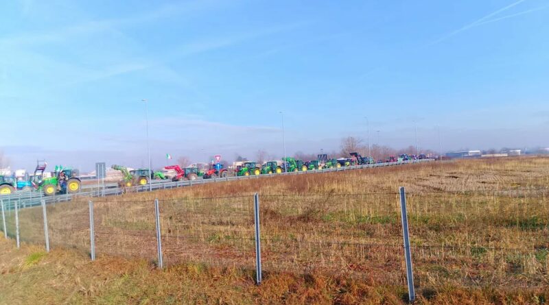 agricoltori. Gli agricoltori bloccano l'autostrada all'uscita di Arluno - 02/02/2024