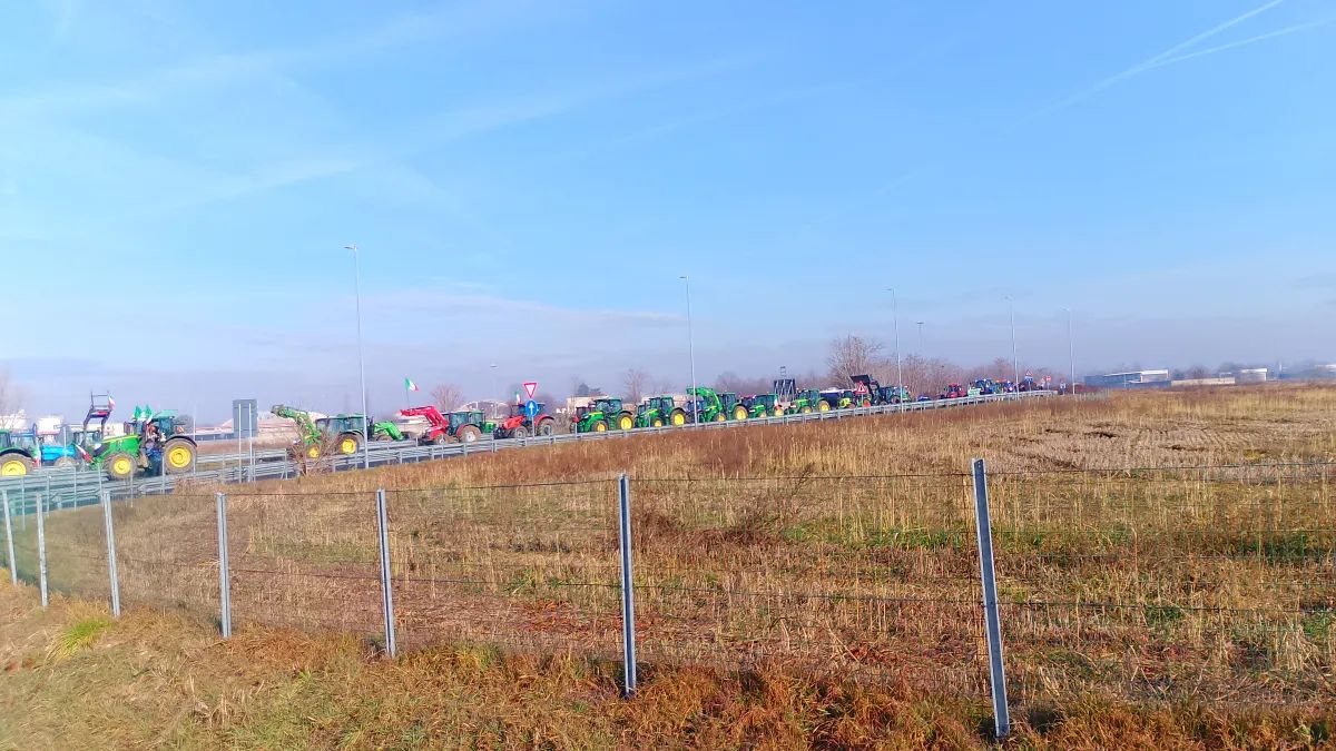 Gli agricoltori bloccano l’autostrada all’uscita di Arluno