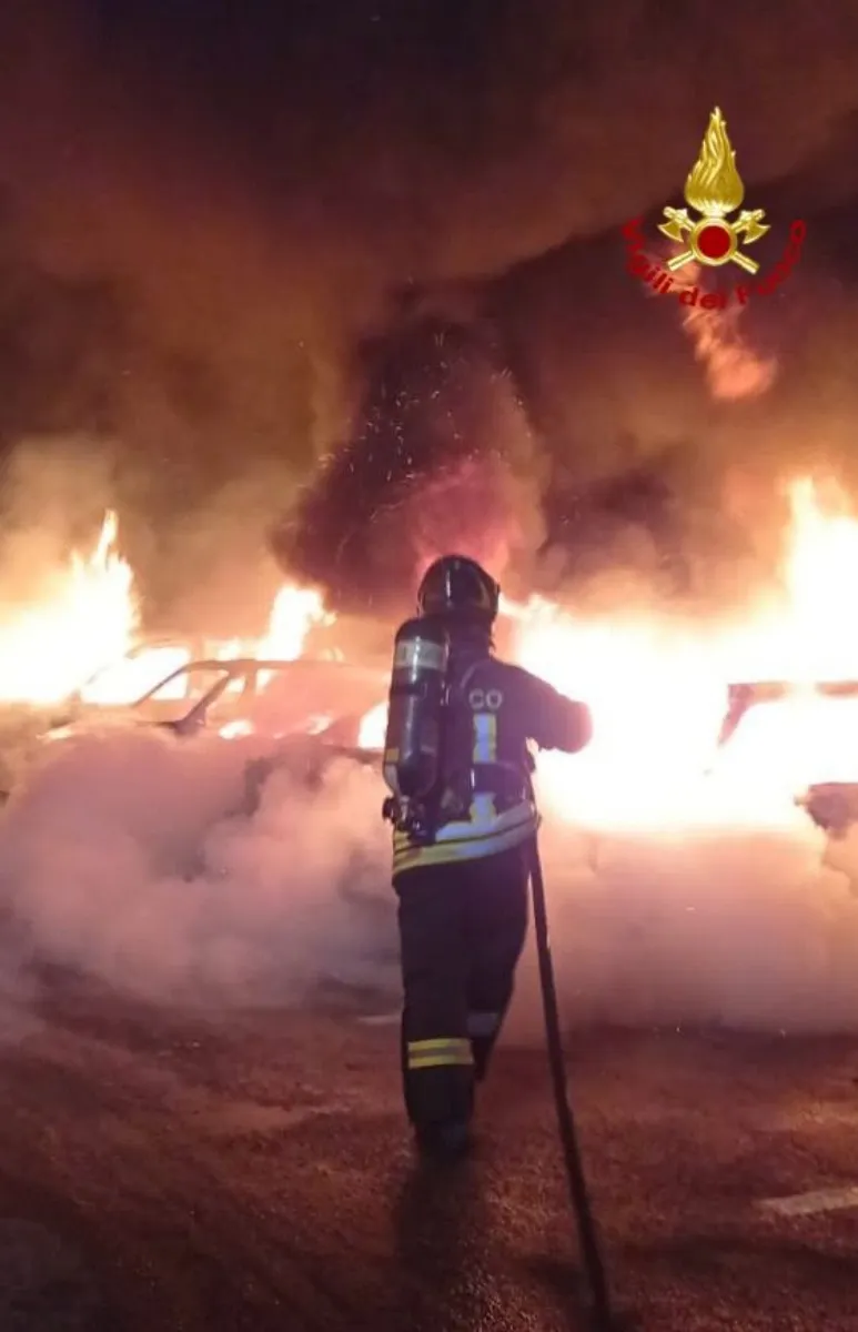 incendio,vimodrone. Incendio a Vimodrone. A fuoco 5 auto del noleggio auto - 17/03/2024