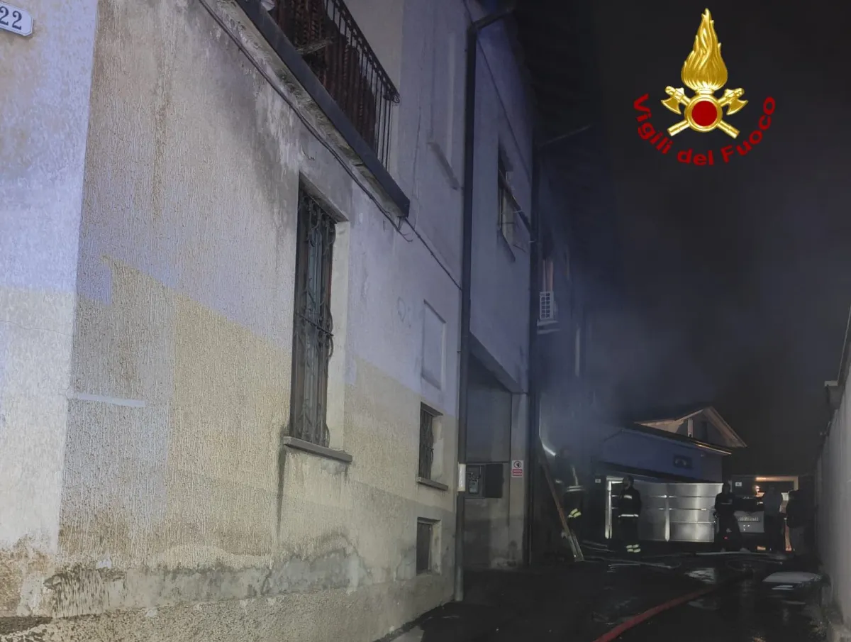 Incendio. Incendio a Parabiago. I vigili del fuoco salvano 7 persone - 26/04/2024