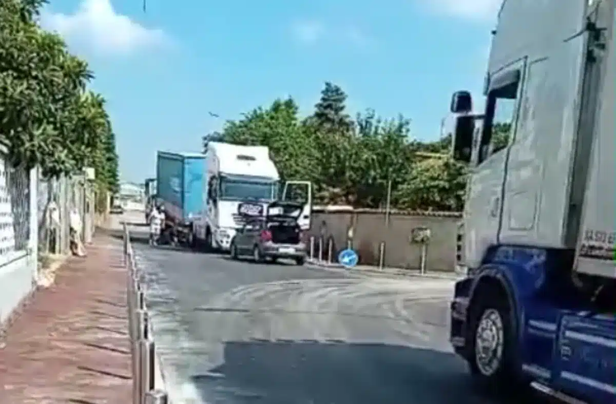 paletti di metallo,pista ciclabile. Il potere dei paletti di metallo della pista ciclabile. Ossona, isolata via 25 aprile. Un camion in panne manda tutto in tilt, anche l'amministrazione comunale - 05/06/2024