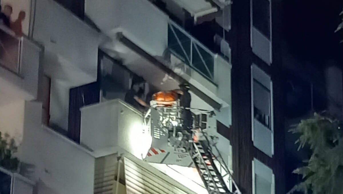 Corbetta,vigili del fuoco. Soccorso a Corbetta. In barella dal balcone del quinto piano - 24/07/2026