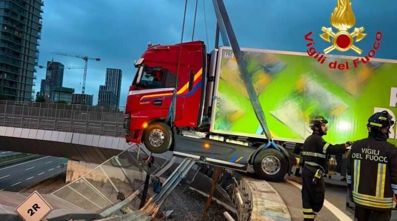 Music Hub per Kigali,Gente in Comune. Rocambolesco incidente a Milano, TIR sfonda il guard rail a Cascina Merlata e resta sospeso sopra la A4 - 17/09/2026