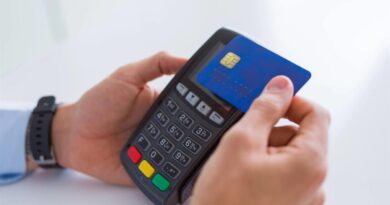 Pagamenti con carta, 40 centesimi in più alla cassa: cosa dice la legge sulle commissioni POS