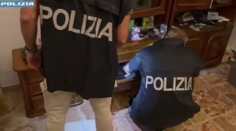 Operatori della Polizia durante una perquisizione nell’operazione Upriver