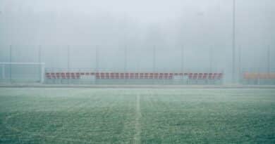 Quando la pioggia ferma una partita, chi decide e cosa succede in campo