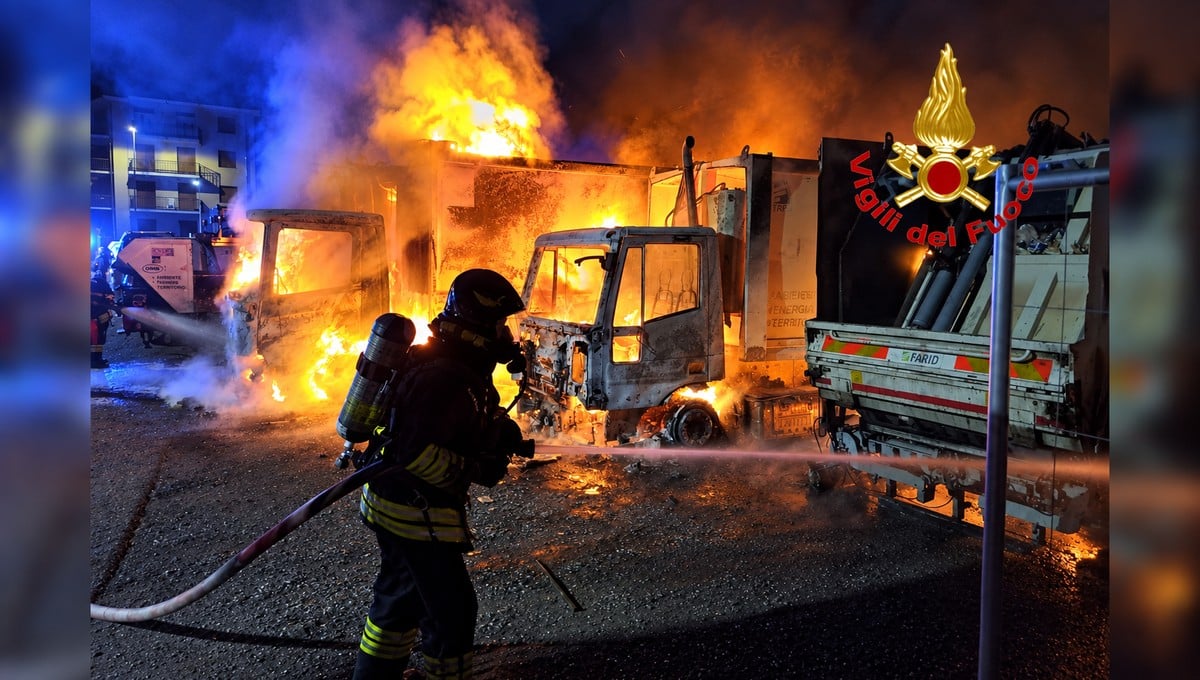 Magenta,Incendio,Foto di repertorio. Magenta, incendio nella sede di ASM: tre mezzi aziendali avvolti dalle fiamme - 02/10/2026