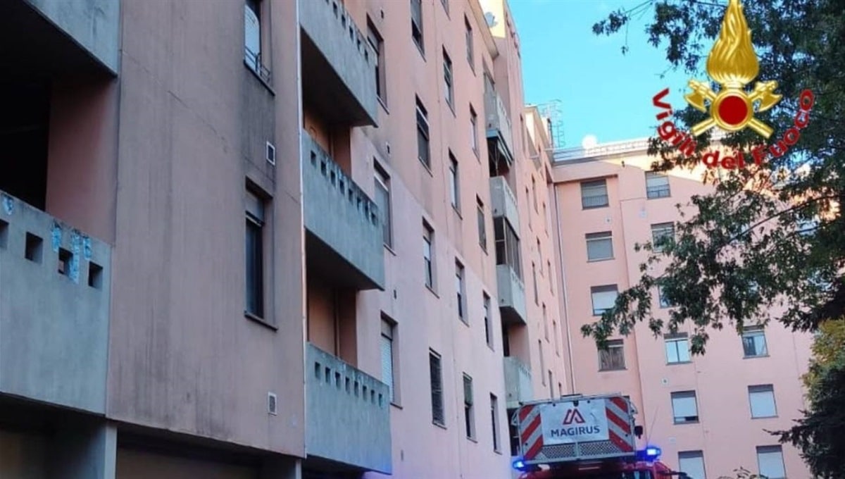 Mezzo dei Vigili del fuoco davanti alla palazzina di via Bottoni a Milano
