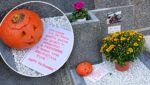 Ossona, la tomba del “Pirata” presa di mira: la figlia lascia una zucca e un messaggio