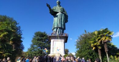 La Statua del Sancarlone ad Arona con i partecipanti alla celebrazione ai suoi piedi