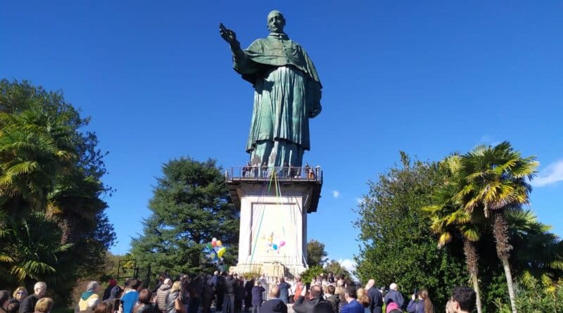 La Statua del Sancarlone ad Arona con i partecipanti alla celebrazione ai suoi piedi