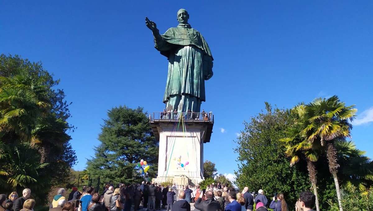 La Statua del Sancarlone ad Arona con i partecipanti alla celebrazione ai suoi piedi